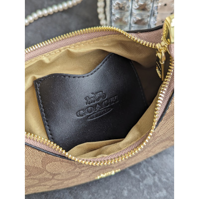 Женская сумка багет Coach Kleo бежевый через плече Коуч