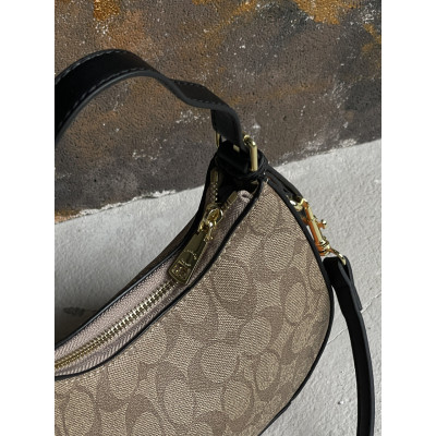 Женская сумка багет Coach Kleo бежевый через плече Коуч