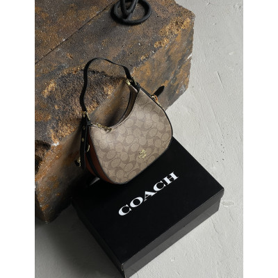 Женская сумка багет Coach Kleo бежевый через плече Коуч