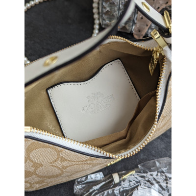 Женская сумка багет Coach Kleo молочный через плече Коуч