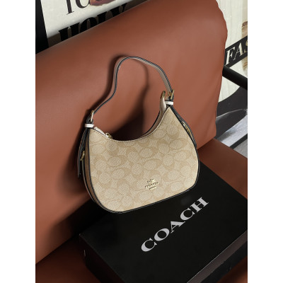 Женская сумка багет Coach Kleo молочный через плече Коуч