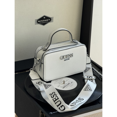 Сумка женская  белый Guess Гесс кросс-боди на широком ремне